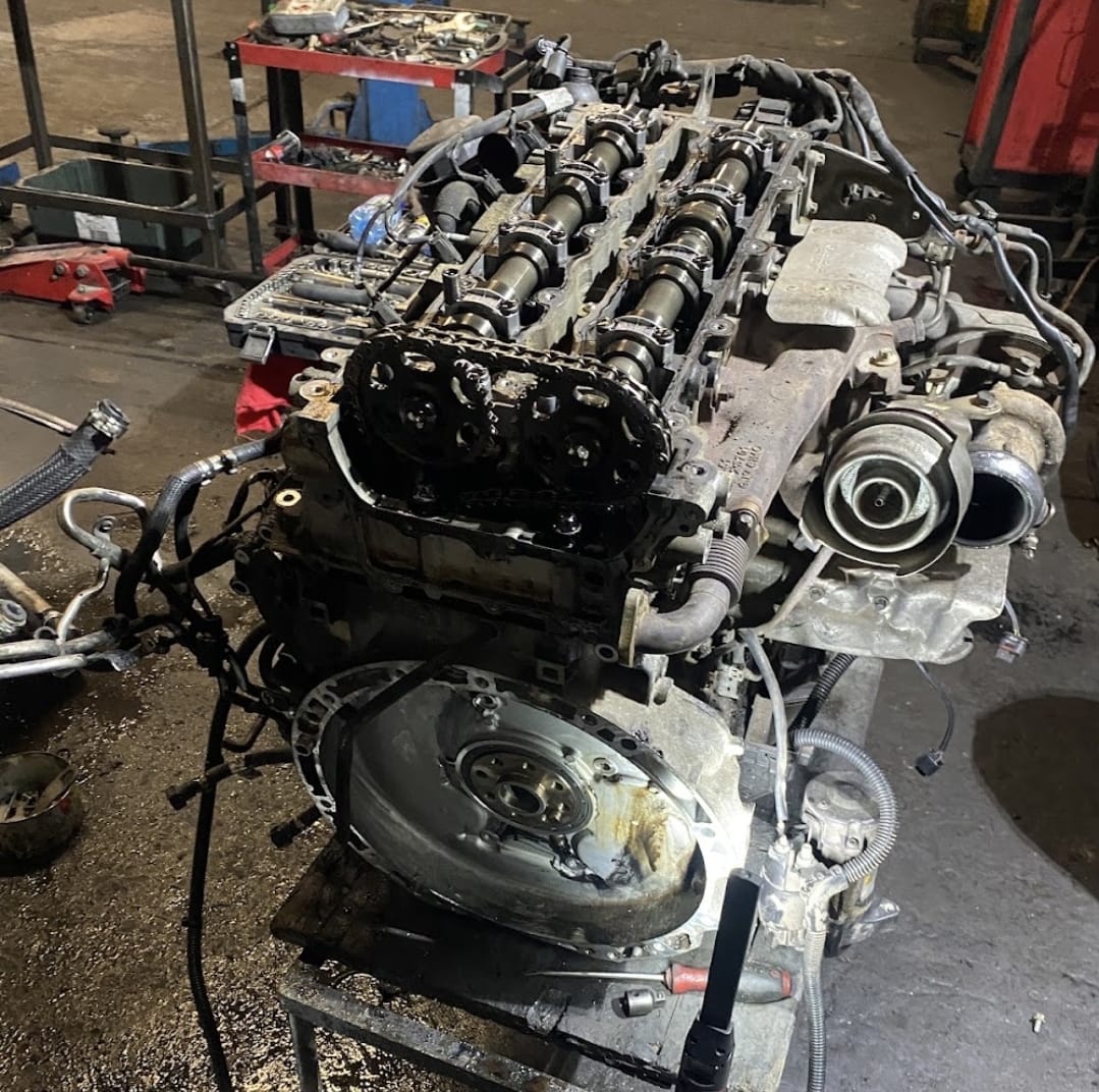 Motor demontat pe standul de reparații din atelierul Daniel Service Iași